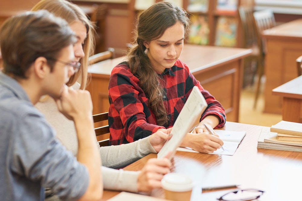 Tirer parti des médias sociaux pour promouvoir l'agenda scolaire